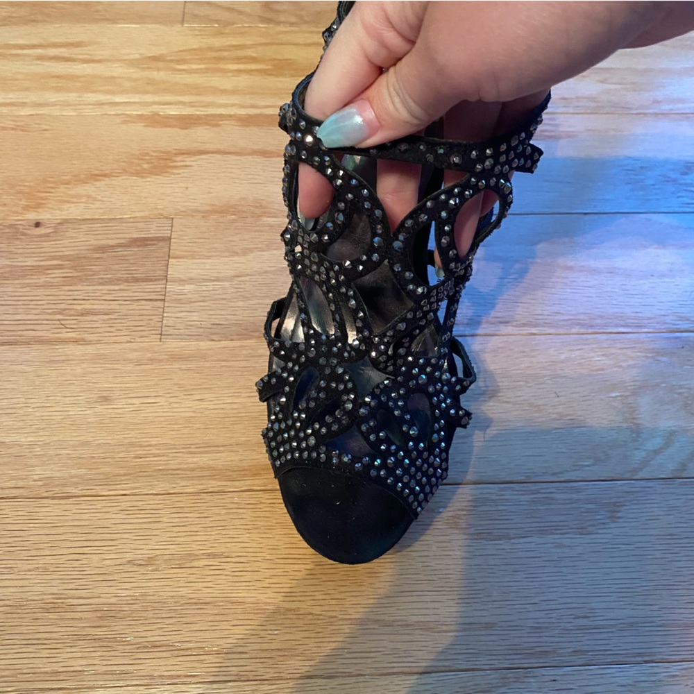 Black heels with embellishments - Picture 3 of 8